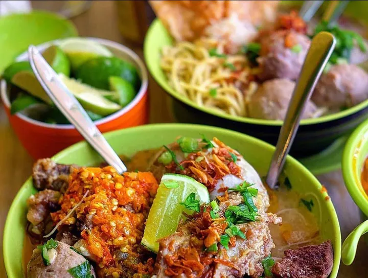 Bakso Solo Wakehe: Rasa yang Menggigit Jiwa di Jantung Cilacap
